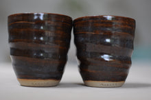 Afbeelding in Gallery-weergave laden, Set van 2 kopjes - bruinpaars
